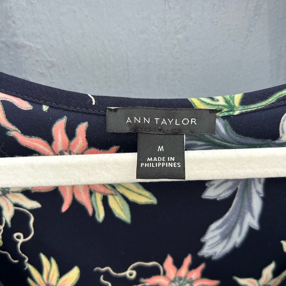 Ann Taylor Navy Blue Floral Short Flutter Sleeve Blouse, size M - Picture 7 of 8